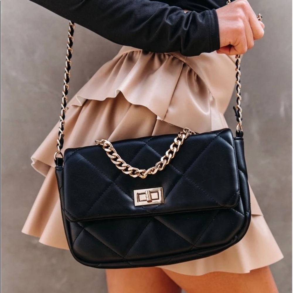 Black quilted crossbody/handbag with gold accents 🔻